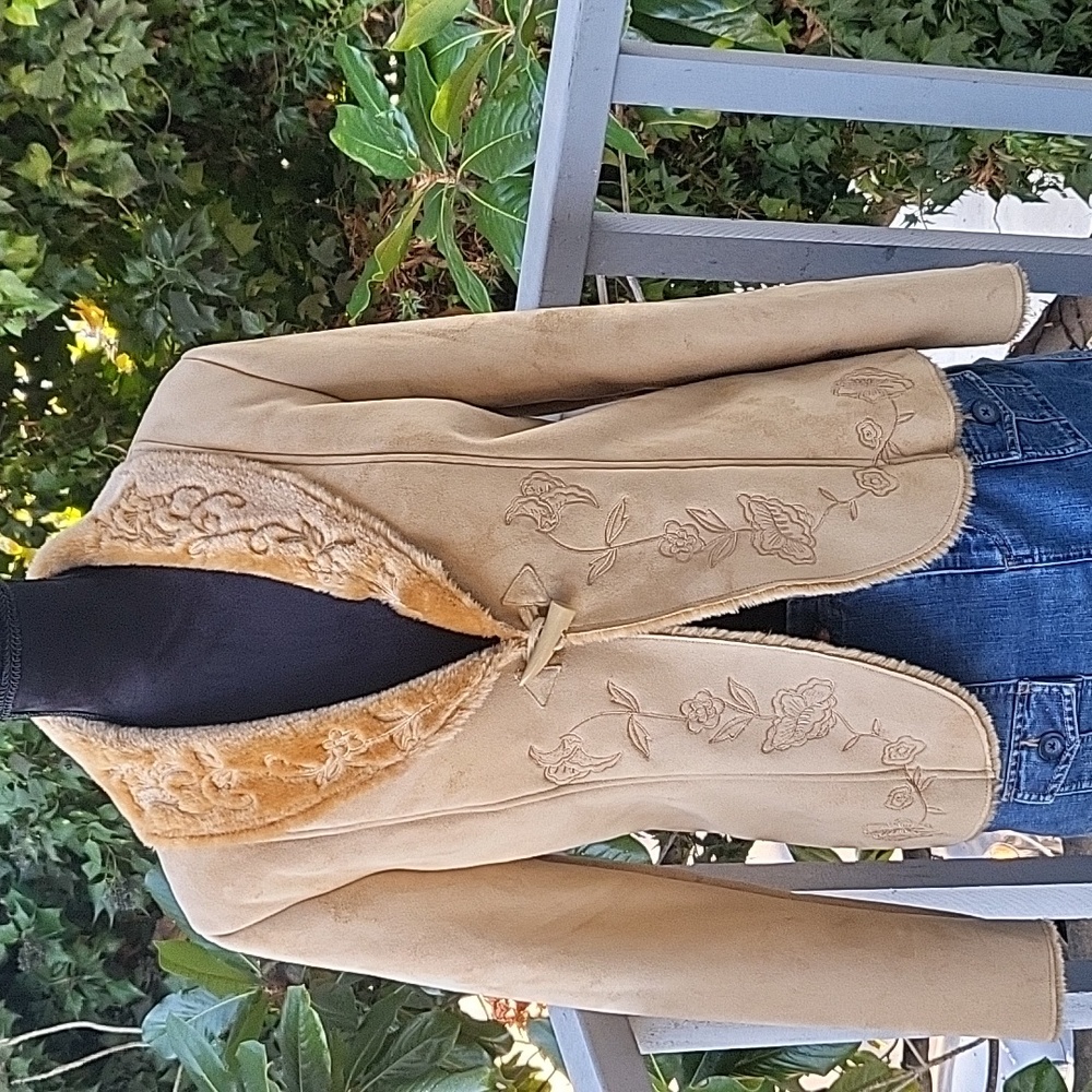 Essentials by Milano Cream Jacket with Embrodiery Size Medium